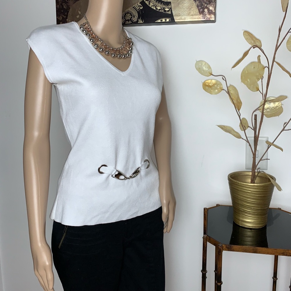 🛍Cyrus White Sleeveless Knit Top🛍